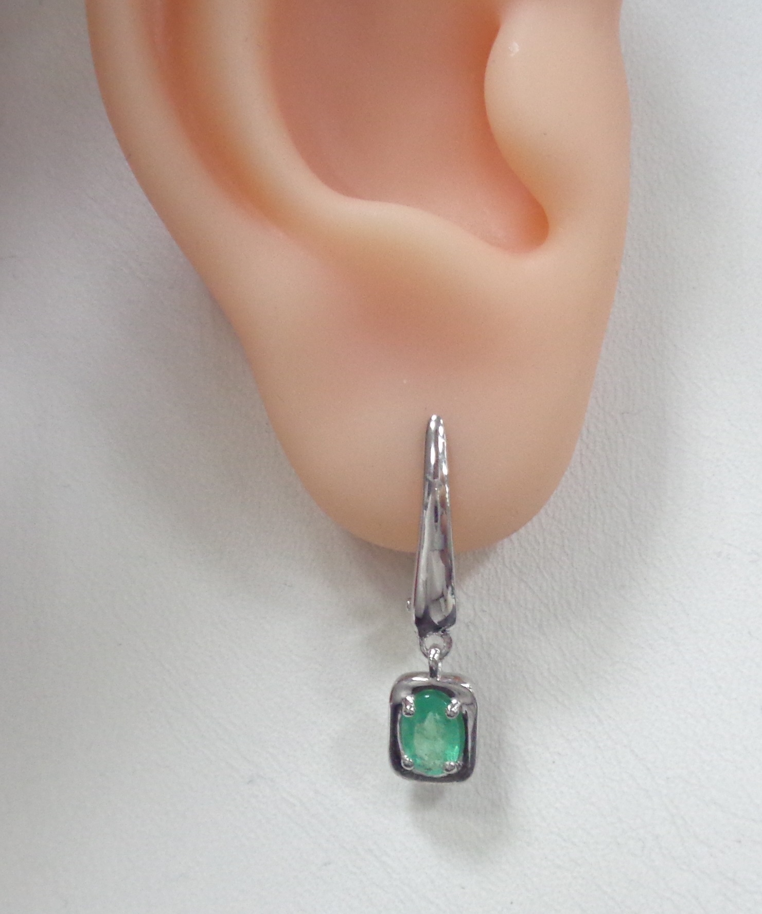 Серебряные серьги с изумрудами